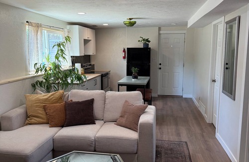 West Valley City Casa | Entire 4-bedroom house in West Valley City with AC near USANA + AIRPORT
