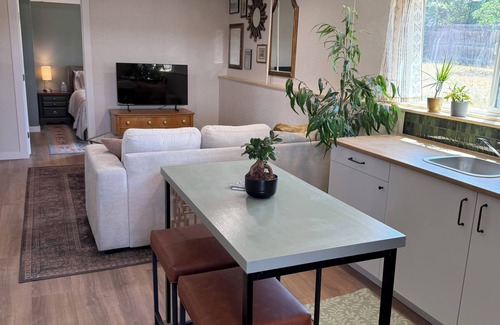 West Valley City Casa | Entire 4-bedroom house in West Valley City with AC near USANA + AIRPORT