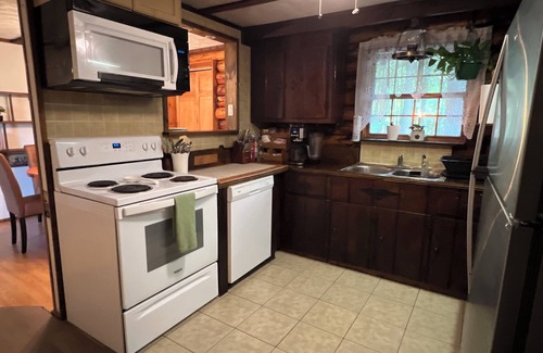 Marion Station Cabina | Entire 4-bedroom 2-bath Cabin with AC, Recreational rooms, WiFi in Crisfield, MD