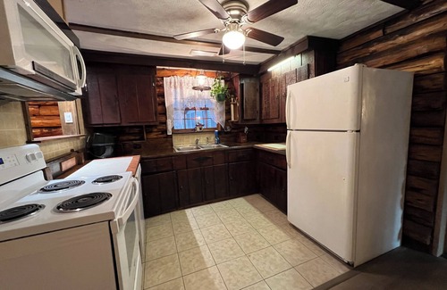 Marion Station Cabina | Entire 4-bedroom 2-bath Cabin with AC, Recreational rooms, WiFi in Crisfield, MD