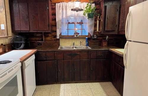 Marion Station Cabina | Entire 4-bedroom 2-bath Cabin with AC, Recreational rooms, WiFi in Crisfield, MD
