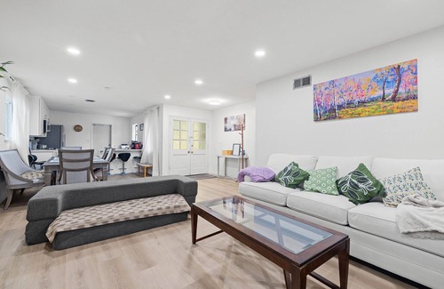 University City Casa | Newly Renovated Entire 4BR house + big backyard