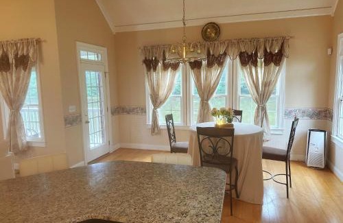 Conyers Apartamento | Entire 4BR Lakeview Home with Parking Fast Wi-Fi Conyers