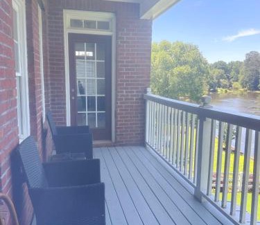 Conyers Apartamento | Entire 4BR Lakeview Home with Parking Fast Wi-Fi Conyers