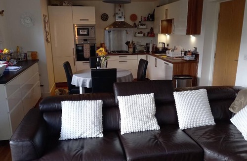 Longcroft Apartamento | Entire Apartment sleeps up to five available Ed' Festival 5 miles city centre