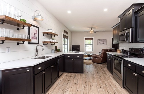 Bella Vista Casa | Single Unit Bungalow, 15 Trails Edge Ln.