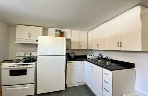 Clairlea Casa | Entire Basement Apartment 1 Bedroom Free Parking