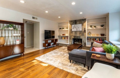 North Austin Civic Association Casa | Entire Central ATX Home - Sleeps 10 - W/D - NEW