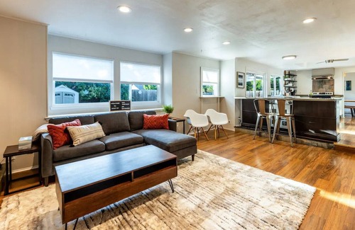 North Austin Civic Association Casa | Entire Central ATX Home - Sleeps 10 - W/D - NEW