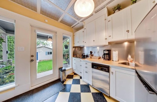 Saskatoon Downtown Casa | entire character home in city park