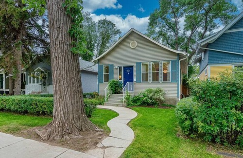 Saskatoon Downtown Casa | entire character home in city park