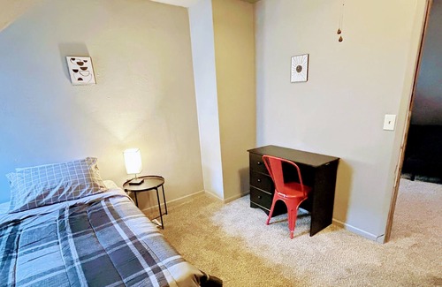 Omaha Casa | Entire Classy 1King1F2T + Fenced Yard
