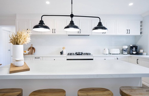 Lake Illawarra Casa | Entire Coastal Residential Family Home. Sleeps 12 - Lake & Beachside Property.