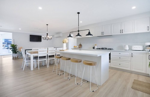 Lake Illawarra Casa | Entire Coastal Residential Family Home. Sleeps 12 - Lake & Beachside Property.