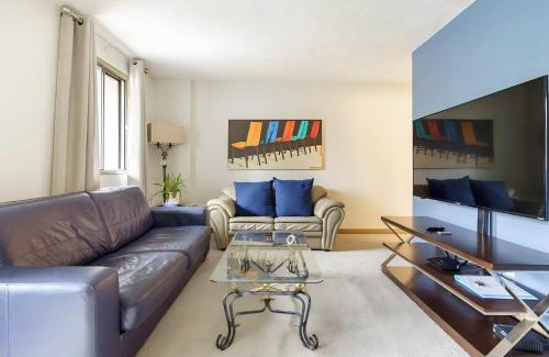 Beltline Apartamento | Entire Condo Downtown, walk to BMO & Stampede, Parking, 1,5 hrs to Banff