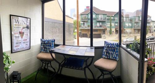 Beltline Apartamento | Entire Condo Downtown, walk to BMO & Stampede, Parking, 1,5 hrs to Banff