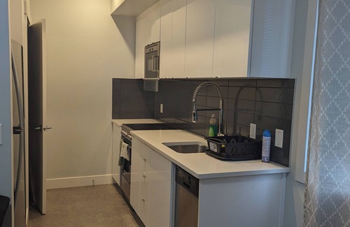 Southwest Edmonton Condominio | Entire Condo with a 1-bedroom + Living room + Kitchen + WiFi + Parking