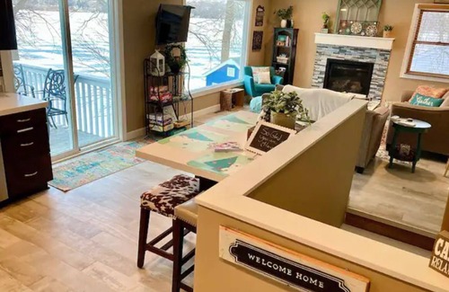 New Prague Cabaña | Entire COZY Lake Cottage! So charming GREAT Views!