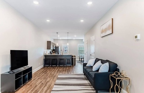 Clarksville Casa | Entire cozy modern 2 king-size beds townhome. Free WI-FI.