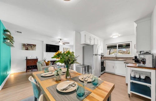 Davis Casa | Entire Davis House · ★Breakfast at Tiffany’s★ in Davis w/ Putting Green