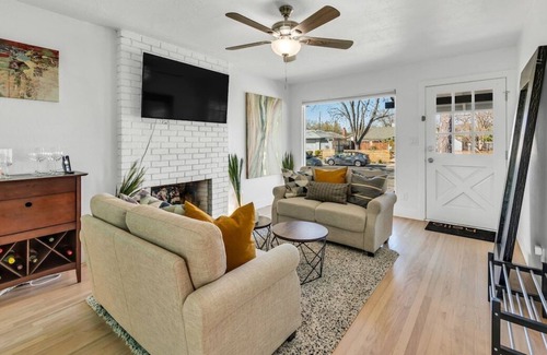 Davis Casa | Entire Davis House · ★Breakfast at Tiffany’s★ in Davis w/ Putting Green
