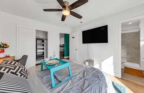 Davis Casa | Entire Davis House · ★Breakfast at Tiffany’s★ in Davis w/ Putting Green