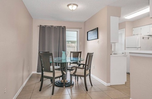 Kempwood Casa | Entire Duplex with 6 Bedrooms for Large Groups