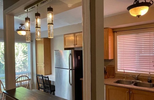 Burlington Casa | Entire End Townhouse Nearly Lake and Shopping Center with Large Deck and BBQ