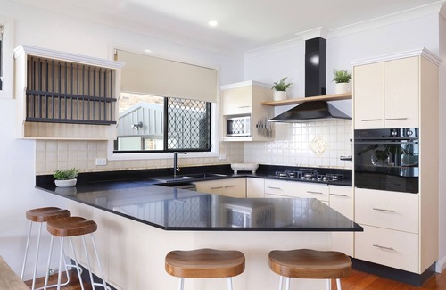 Toukley Casa | ENTIRE FAMILY HOME for 15 Guests - Right on the Lake!