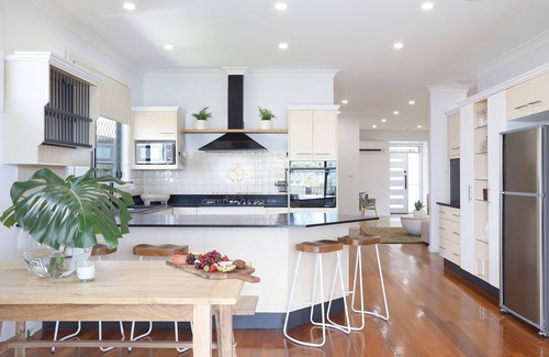 Toukley Casa | ENTIRE FAMILY HOME for 15 Guests - Right on the Lake!