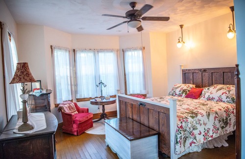 Dickerson Run Otro | Entire Farmhouse -Maple Bottom Farm Bed & Breakfast