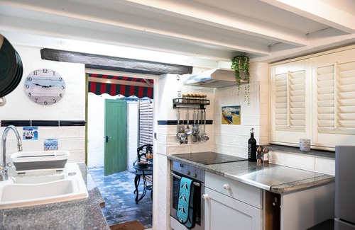 Mevagissey Apartamento | Entire Harbourside Lodge and Courtyard, just a few feet from Mevagissey Harbour