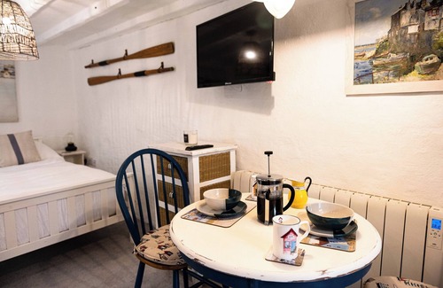 Mevagissey Apartamento | Entire Harbourside Lodge and Courtyard, just a few feet from Mevagissey Harbour