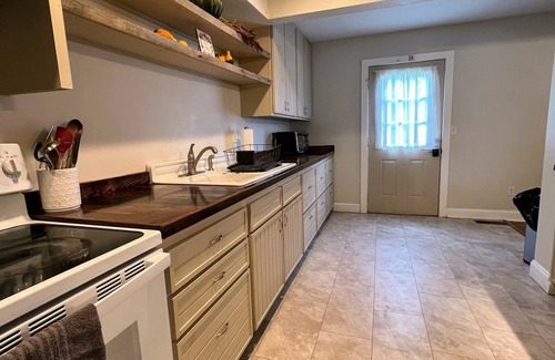 Nickelsville Casa | Entire Historic Inn 7 bedroom / 6 bath Eco-friendly