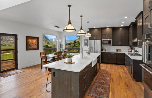 Gardiner Casa | Entire home 10 minutes from Yellowstone North Entrance! Views to Devil’s Slide