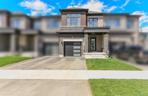 Thorold Casa | Entire Home 15 Mins From Falls perfect for 8 to 10 guests