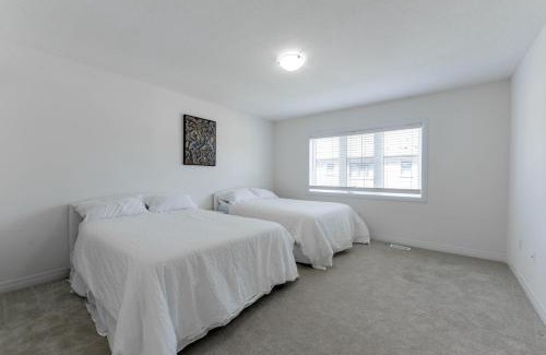 Thorold Casa | Entire Home 15 Mins From Falls perfect for 8 to 10 guests