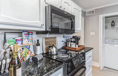 Baton Rouge Condominio | Elegant condo 2 bedroom 2 en-suites. Keurig, snacks, Jefferson Hwy. LSU 10 min