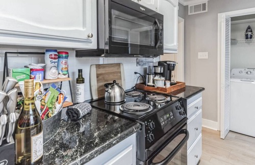 Baton Rouge Condominio | Elegant condo 2 bedroom 2 en-suites. Keurig, snacks, Jefferson Hwy. LSU 10 min