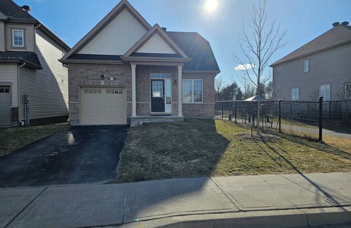Kemptville Casa | Entire Home in Kemptville ! Modern Home and Great Location; 3 bedrooms