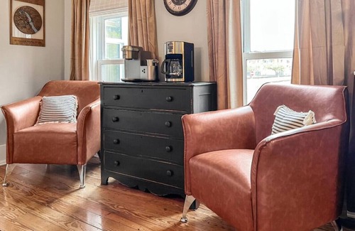 New Bern Casa | Entire Home, Located Downtown with easy walk to shopping and dining!