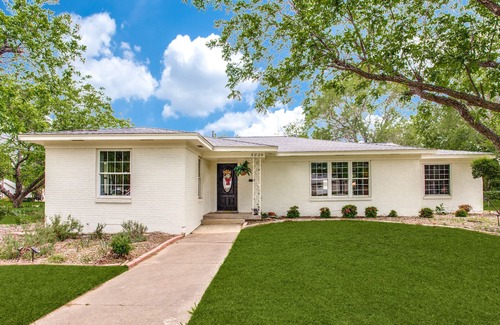 Haltom City Casa | Entire Home, Patio+Fire Pit! Ideal for Long Stays!