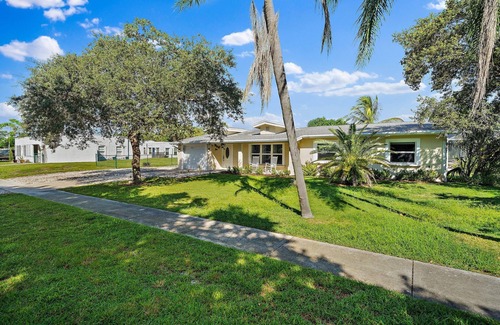 Hobe Sound Casa | Entire Home ~ Pool ~ 1 Mile From Beach
