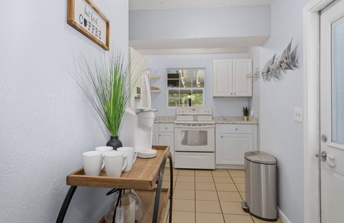 Anona Casa | ENTIRE Home, POOL, LANAI/PORCH, Private BAR, MINUTES to Beach, FULLY STOCKED!!