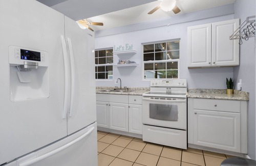 Anona Casa | ENTIRE Home, POOL, LANAI/PORCH, Private BAR, MINUTES to Beach, FULLY STOCKED!!