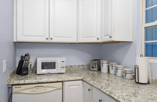 Anona Casa | ENTIRE Home, POOL, LANAI/PORCH, Private BAR, MINUTES to Beach, FULLY STOCKED!!