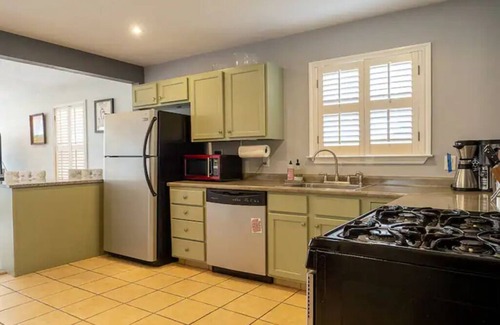 Rosewood Casa | Entire Home w/ View in East ATX - Patio - Parking