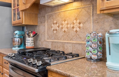 Turners Casa | Entire Home w/ WiFi, Jetted tub, Gas Fireplace, 3-car Garage w/ EV Charger