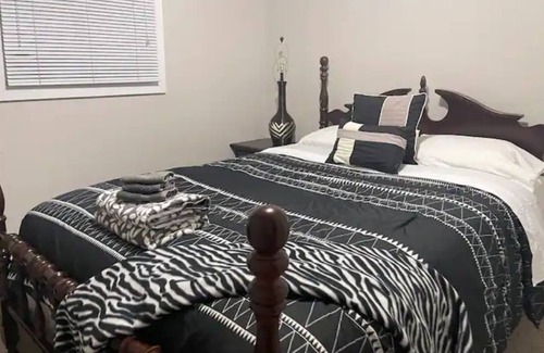 Oxford Casa | Entire House 4 Bedroom 2 Bath Near Miami U Stadium