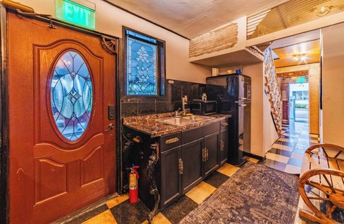 Midtown Cabaña | Entire House Five Vintage-Style Theme Rooms